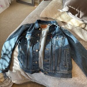 NEVER WORN levi’s denim jacket size small